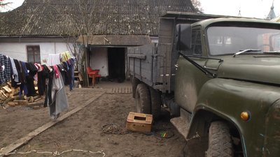 У будинку переселенці живуть безоплатно. У будинку переселенці живуть безоплатно.