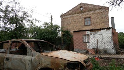У Ягідному волонтери відновлюють людям будинки, які зруйнували обстріли росіян У Ягідному волонтери відновлюють людям будинки, які зруйнували обстріли росіян