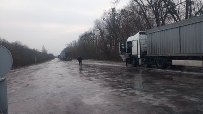 На Житомирщині через погіршення погодних умов рятувальники відбуксирували 7 вантажівок На Житомирщині через погіршення погодних умов рятувальники відбуксирували 7 вантажівок