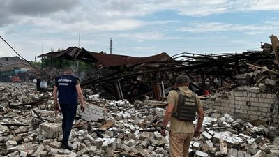 Згоріло зерно, пошкоджена сільгосптехніка та будинок культури. На Дніпропетровщині розслідують удари РФ по Криворіжжю