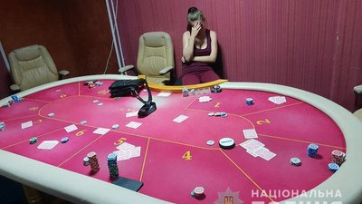 На Хмельниччині сімох чоловіків підозрюють в організації підпільного казино
