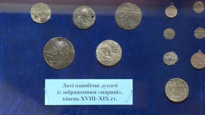 Виставка "Дукачі і прикраси козацького сходу" у Запоріжжі Виставка "Дукачі і прикраси козацького сходу" у Запоріжжі