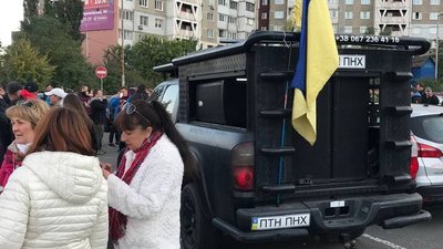 З фаєрами та "забороненим" банером. Активісти влаштували автопробіг до будинку Зеленського З фаєрами та "забороненим" банером. Активісти влаштували автопробіг до будинку Зеленського