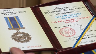 "Тепер обіймаю тільки його форму": як живуть родичі загиблих в авіатрощі АН-26 "Тепер обіймаю тільки його форму": як живуть родичі загиблих в авіатрощі АН-26