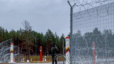 Литва встановила на кордоні з Білоруссю 150 км колючого дроту та 10 км загорож