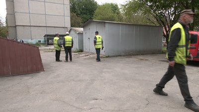 У Рівному продовжують демонтувати гаражі У Рівному продовжують демонтувати гаражі