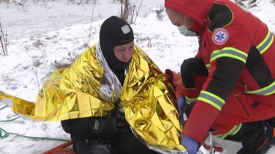 Якщо провалилися на льоду: волинські рятувальники показали, як врятуватися з-під крижаної пастки Якщо провалилися на льоду: волинські рятувальники показали, як врятуватися з-під крижаної пастки