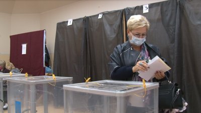 Маски, антисептики, два входи: як голосували на дільниці в Чопі