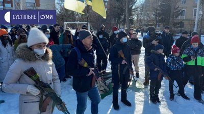 У Сумах вчили стріляти та надавати домедичну допомогу. ФОТОРЕПОРТАЖ У Сумах вчили стріляти та надавати домедичну допомогу. ФОТОРЕПОРТАЖ