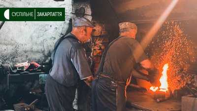 Двоє ковалів працюють в єдиній діючій в Україні водяній кузні Двоє ковалів працюють в єдиній діючій в Україні водяній кузні