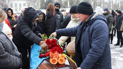 На Кіровоградщині у Світловодській громаді попрощалися з військовим Олександром Бєлих На Кіровоградщині у Світловодській громаді попрощалися з військовим Олександром Бєлих