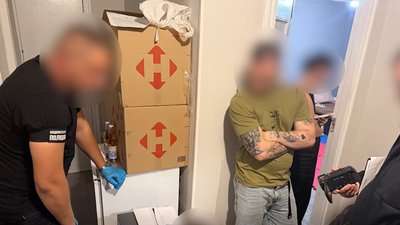 У Луцьку поліція викрила шахрайський кол-центр із щомісячним доходом понад 500 тисяч доларів У Луцьку поліція викрила шахрайський кол-центр із щомісячним доходом понад 500 тисяч доларів