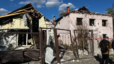Що відбувається на місці ракетного удару по передмістю Дніпра: фоторепортаж