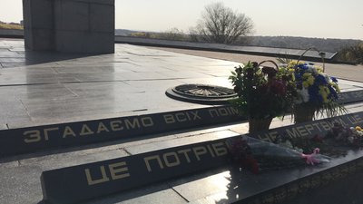 У Сумах покладанням квітів відзначили День вигнання нацистських окупантів з України У Сумах покладанням квітів відзначили День вигнання нацистських окупантів з України