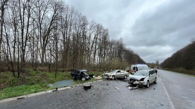 На Вінниччині зіткнулися три автомобілі: загинуло подружжя На Вінниччині зіткнулися три автомобілі: загинуло подружжя