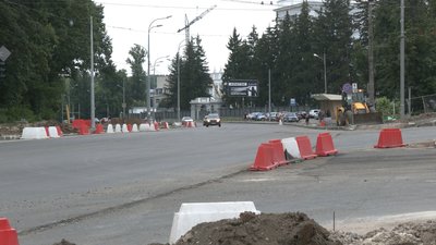 Ремонт розв'язки в районі ХАІ: водії скаржаться на затори, пішоходи — на відсутність тротуарів