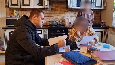 Дитина в опікунство за 5 000 доларів: в Одесі адвокатку підозрюють в підробці документів для виїзду чоловіка за кордон Дитина в опікунство за 5 000 доларів: в Одесі адвокатку підозрюють в підробці документів для виїзду чоловіка за кордон