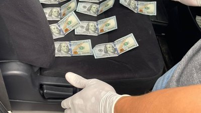 У Львові прокурора затримали на хабарі 2 тисячі доларів У Львові прокурора затримали на хабарі 2 тисячі доларів
