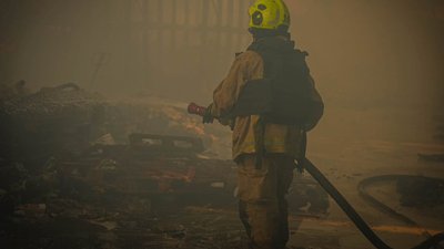 Рятувальник ліквідує пожежу, що сталась внаслідок атаки РФ на Одеську область