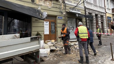 На Героїв Майдану у Чернівцях обвалився балкон