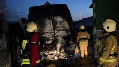 Рятувальник ДСНС гасять пожежу авто