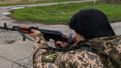 «Одягни шапку, а він мені "ну мам, ми ж в армії"». Військова психологиня з Чернівців з синами поїхала на фронт «Одягни шапку, а він мені "ну мам, ми ж в армії"». Військова психологиня з Чернівців з синами поїхала на фронт