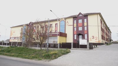 Вчаться у садибі й десять років чекають на школу. На Буковині не відкрили заклад за 80 мільйонів Вчаться у садибі й десять років чекають на школу. На Буковині не відкрили заклад за 80 мільйонів