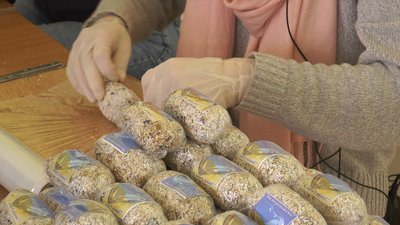 "Байрактарчики" з Голиня. На Калущині виготовляють енергетичні батончики на передову