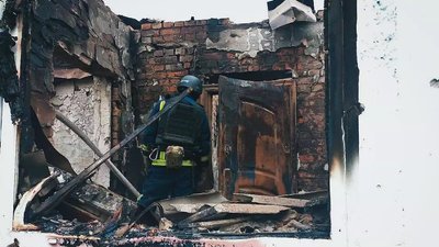 Рятувальник у згорілому будинку після удару РФ