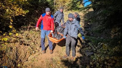 Фото з місця, де виявили тіло чоловіка у горах на Буковині