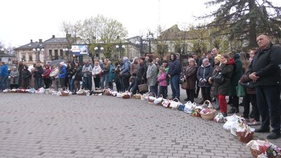 У середмісті Івано-Франківська єпископи УГКЦ та ПЦУ спільно освятили великодні кошики