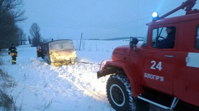 Забравши малюка, рятувальники повернулися до медиків та передали дитину для надання невідкладної допомоги, паралельно з цим витягнули карету швидкої з замету. Фото: ГУ ДСНС України у Хмельницькій області Забравши малюка, рятувальники повернулися до медиків та передали дитину для надання невідкладної допомоги, паралельно з цим витягнули карету швидкої з замету. Фото: ГУ ДСНС України у Хмельницькій області