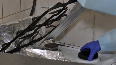 Перевірка плит на кухні, де готують їжу Перевірка плит на кухні, де готують їжу
