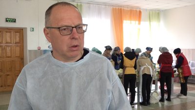 Сотня педагогів черкаської школи готує напівфабрикати та готові страви для бійців Сотня педагогів черкаської школи готує напівфабрикати та готові страви для бійців
