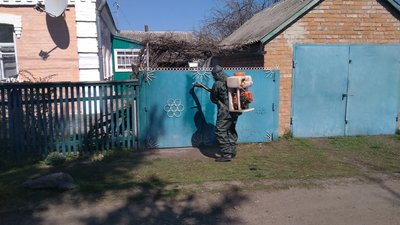 Рятувальники обробили дезрозчином територію домоволодіння померлої та прилеглу територію Рятувальники обробили дезрозчином територію домоволодіння померлої та прилеглу територію