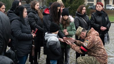 В Ужгороді попрощалися із полеглим захисником Мирославом Бреньом В Ужгороді попрощалися із полеглим захисником Мирославом Бреньом