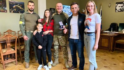 Тренера В'ячеслава Гопанчука, який нині воює у складі ЗСУ, нагородили відзнакою "За заслуги перед містом Житомиром"