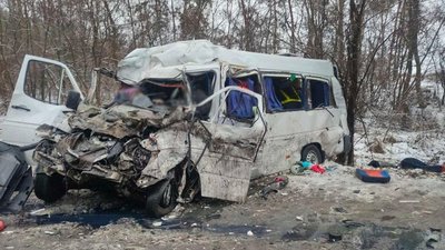 Кількість загиблих в ДТП біля Чернігова зросла до 13. Прокурор назвав попередню причину аварії Кількість загиблих в ДТП біля Чернігова зросла до 13. Прокурор назвав попередню причину аварії