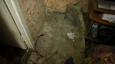 Додому через вікно – у житомирській триповерхівці тріскаються стіни і просідає підлога