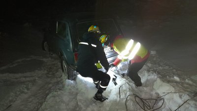 На Сумщині автівка злетіла в кювет На Сумщині автівка злетіла в кювет