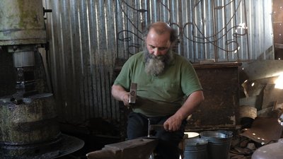 Родина з Вінниччини виготовляє металеві скоби для військових на передову Родина з Вінниччини виготовляє металеві скоби для військових на передову