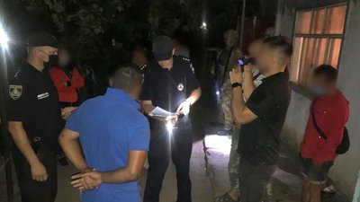 Тримав у сараї та здавав в оренду: на Херсонщині з рабства звільнили 13 заробітчан