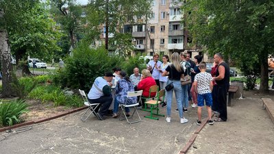 14 червня у Кривому Розі оголошено Днем жалоби. Що відбувається на місці ракетного удару – фоторепортаж 14 червня у Кривому Розі оголошено Днем жалоби. Що відбувається на місці ракетного удару – фоторепортаж