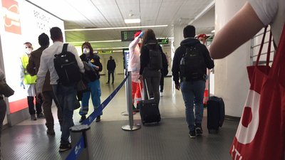 Співробітники аеропорту Катанії вимірювали температуру усім новоприбулим пасажирам Співробітники аеропорту Катанії вимірювали температуру усім новоприбулим пасажирам