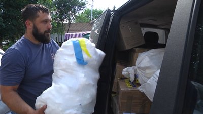 Олександр Попов каже: двічі на тиждень їздять на передову. Олександр Попов каже: двічі на тиждень їздять на передову.