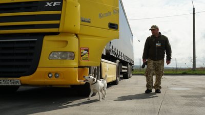 Леон разом з кінологом Іваном Гавчуком