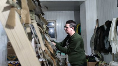 "Ракет не боюся" Як волонтер зі Швейцарії допомагає плести маскувальні сітки у Чернівцях "Ракет не боюся" Як волонтер зі Швейцарії допомагає плести маскувальні сітки у Чернівцях