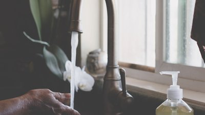 У Чернівцях через прорив на водогоні відключать воду: графік