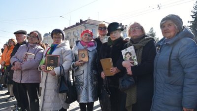 Пані Катерина принесла "Кобзар" 1939 року видання Пані Катерина принесла "Кобзар" 1939 року видання
