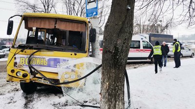 Занесло на дорозі: у Луцьку – аварія за участі маршрутки Занесло на дорозі: у Луцьку – аварія за участі маршрутки